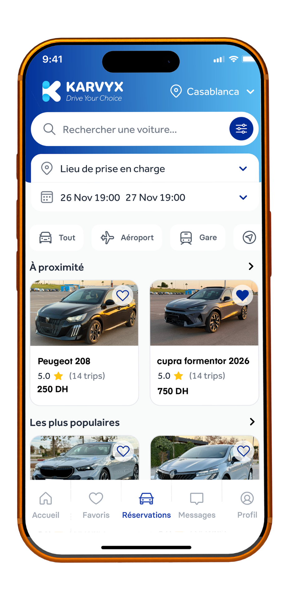 Aperçu de l'application mobile KARVYX affichant l'écran d'accueil : barre de recherche, sélection du lieu et des dates, filtres (Tout, Aéroport, Gare) et liste de voitures à louer à proximité (Peugeot 208, Cupra Formentor).